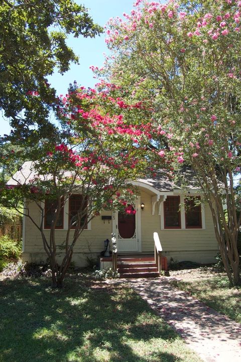 Photo of 403 E 35th ST, Austin, TX 78705 (MLS # 9718249)
