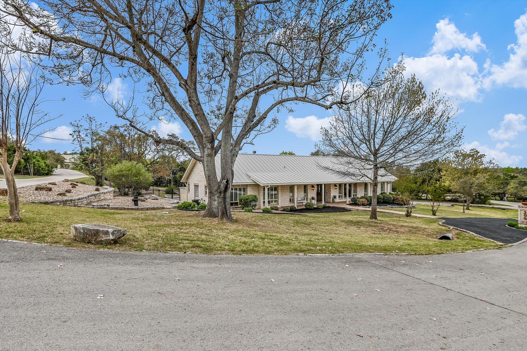 300 W View DR
