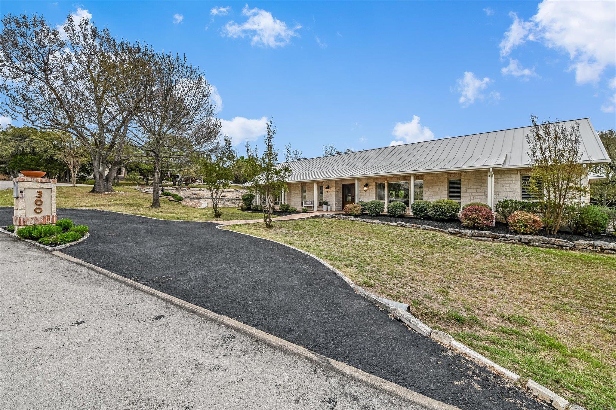 300 W View DR