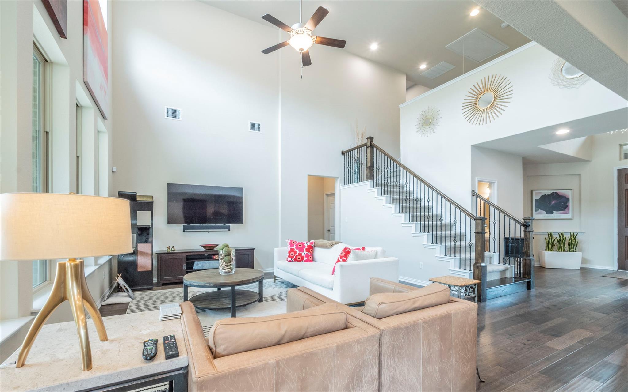 909 Catalina LN