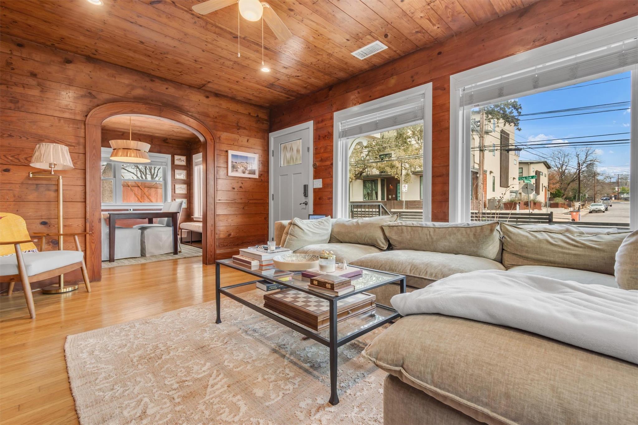 209 E Live Oak ST 1/2