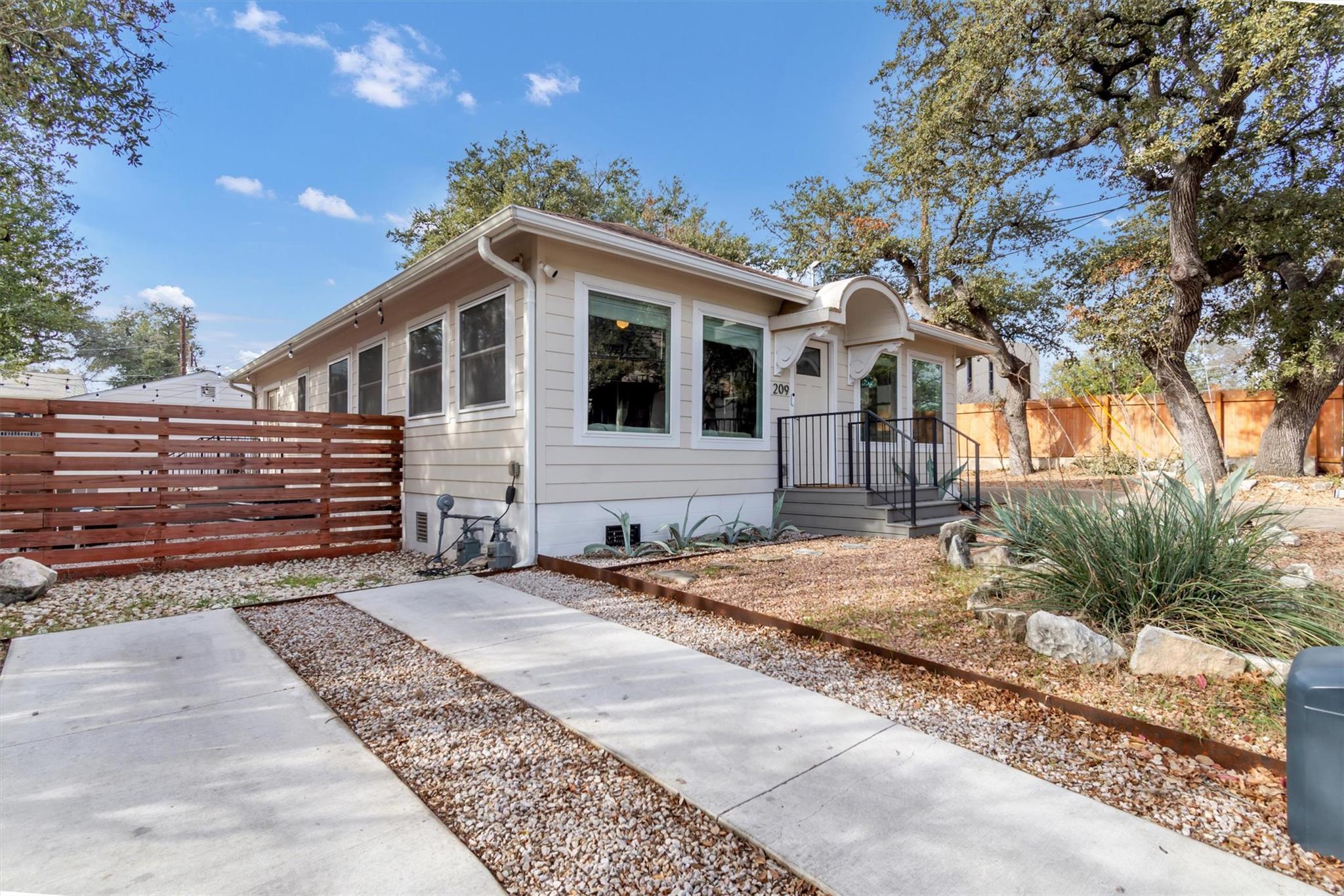 209 E Live Oak ST 1/2