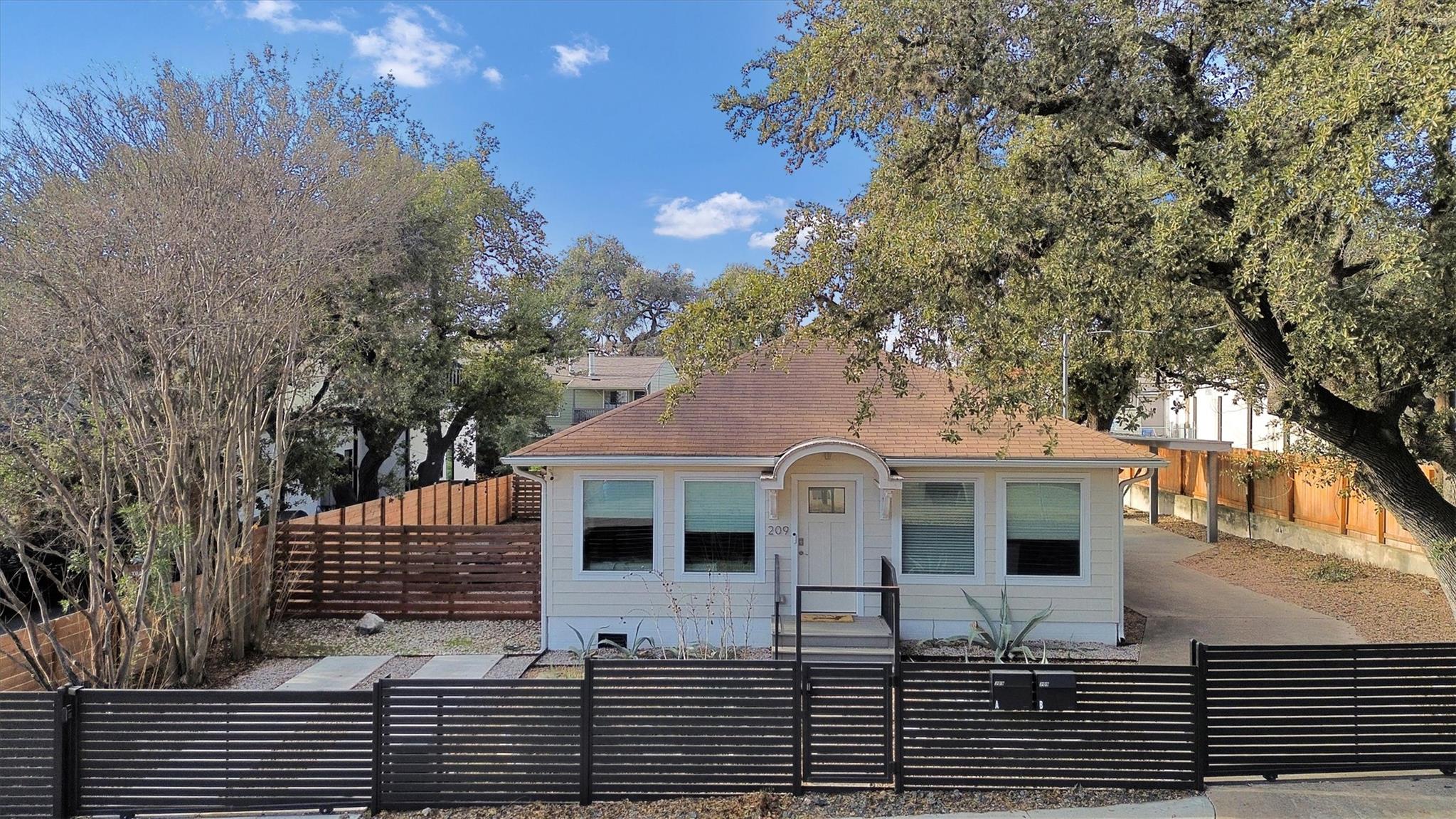 209 E Live Oak ST 1/2