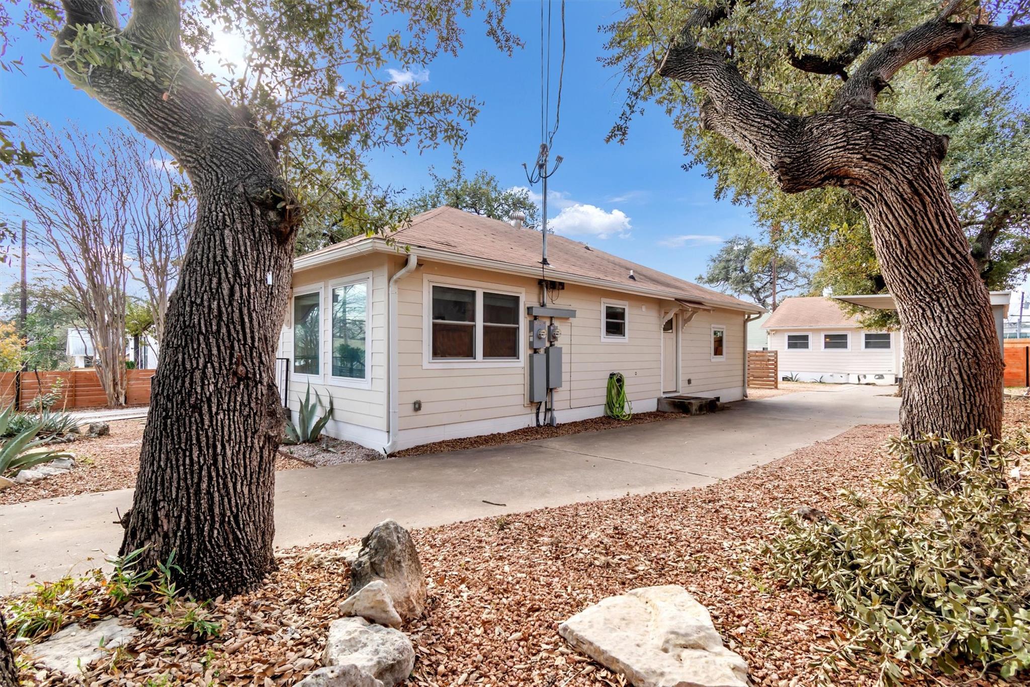 209 E Live Oak ST 1/2