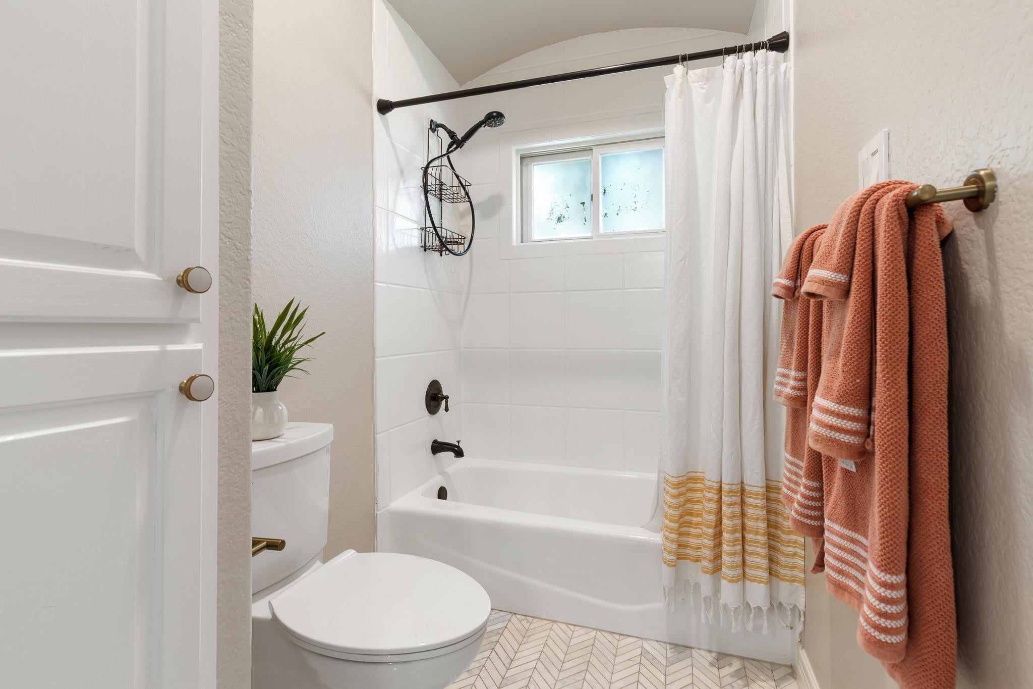 100 Dovetail LN photo 22