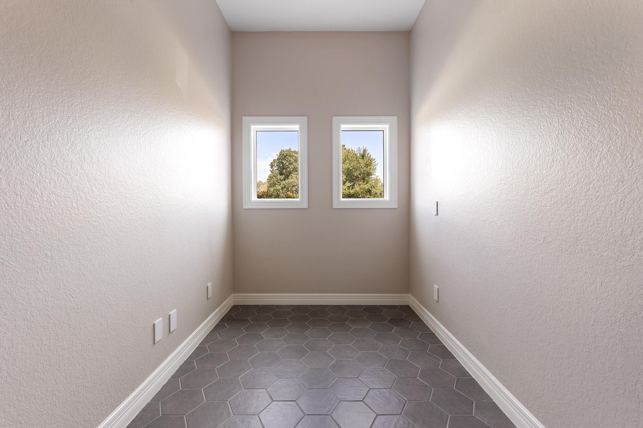 100 Dovetail LN photo 28