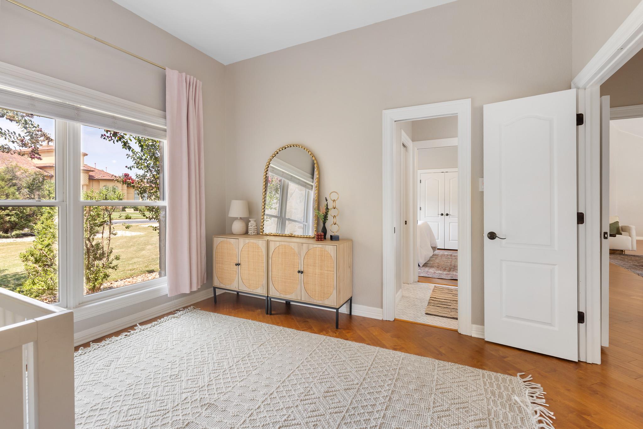 100 Dovetail LN photo 24