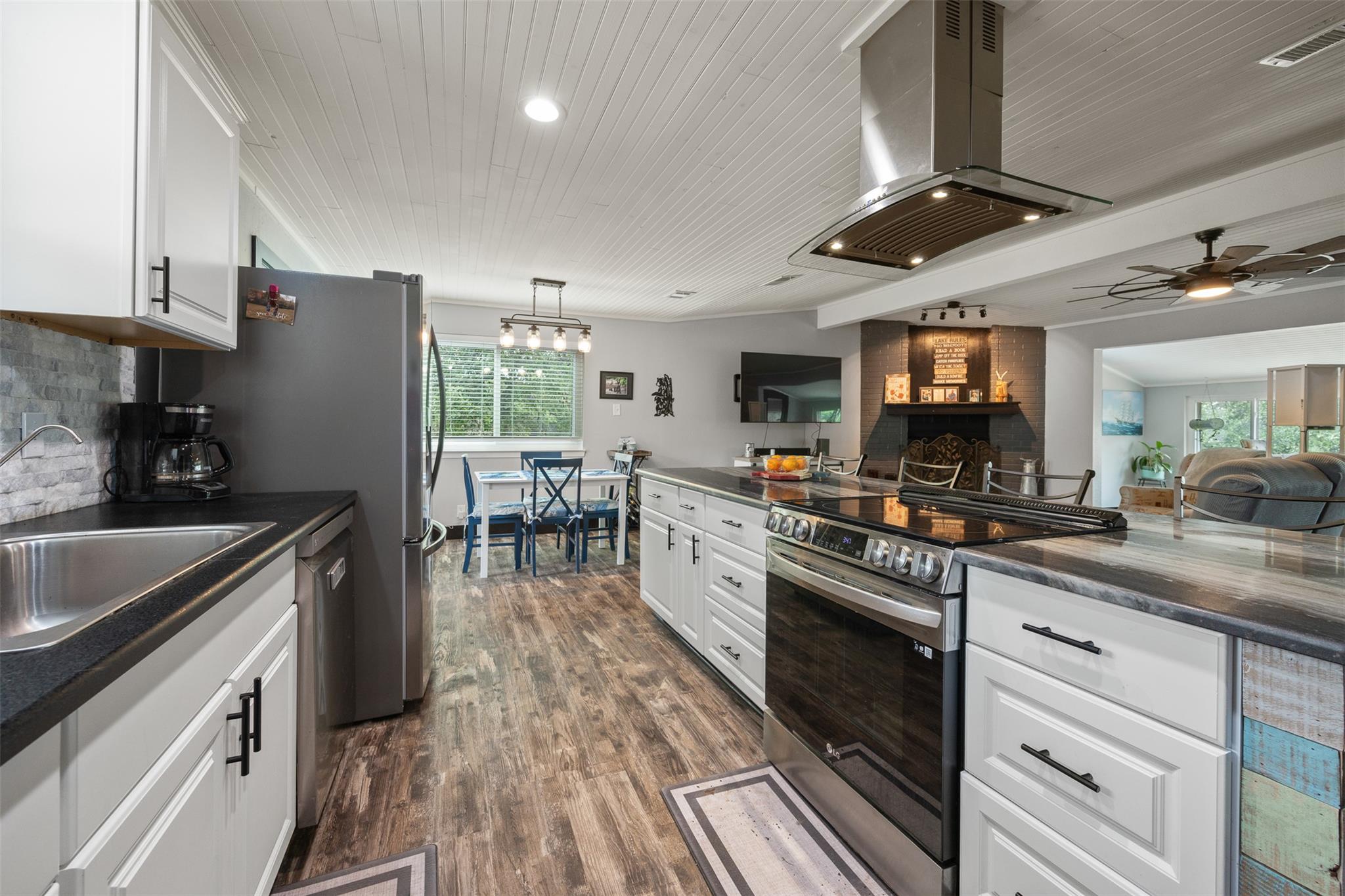 1215 Amanda DR