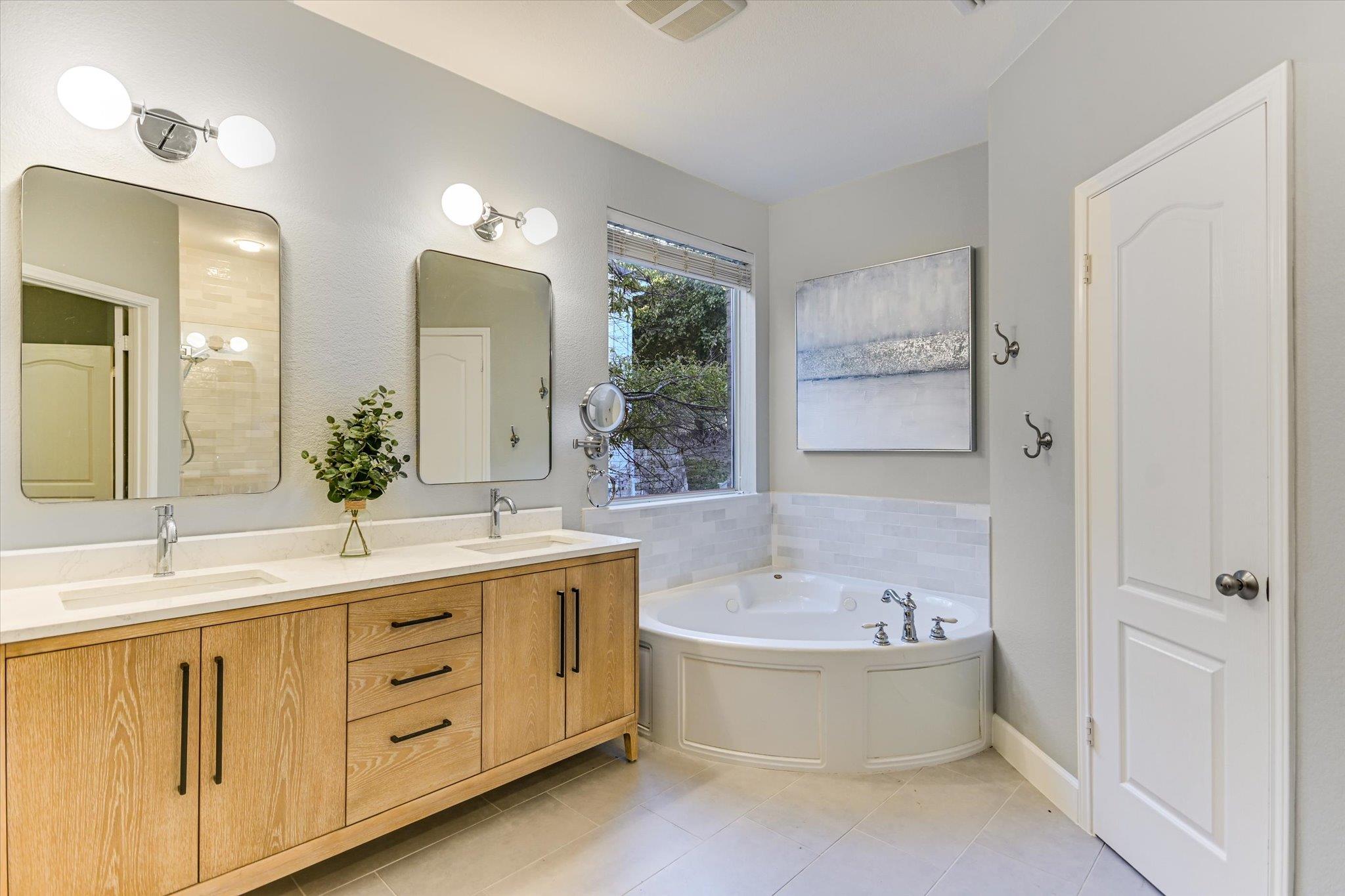 Austin, Texas 78739, United States, 5 Bedrooms Bedrooms, ,3 BathroomsBathrooms,Residential,Active,245135