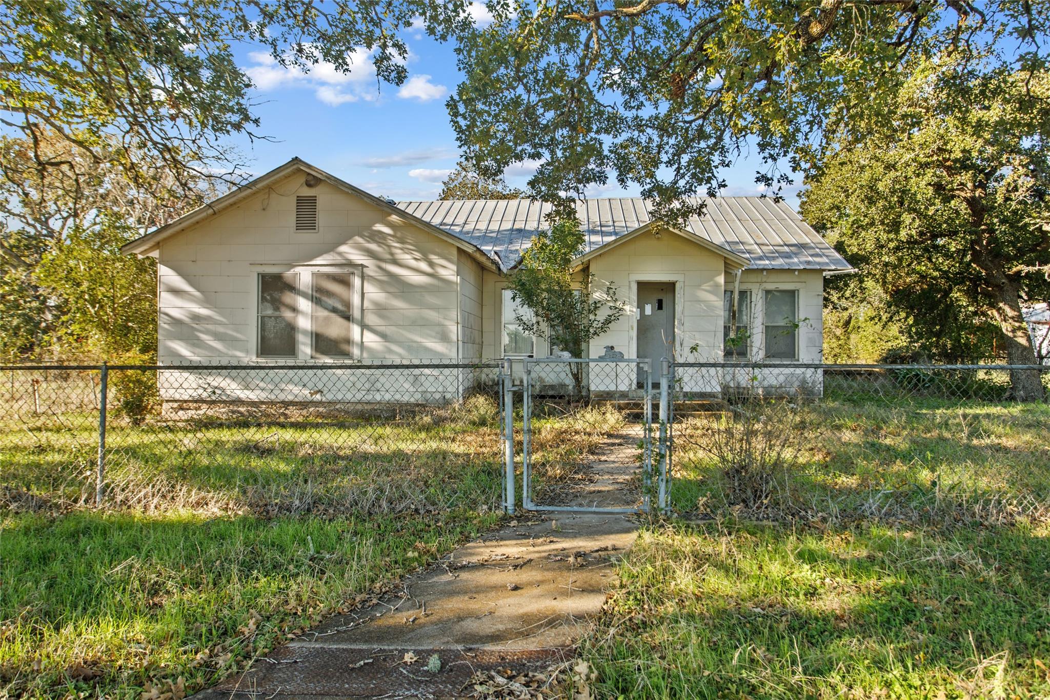 1180 Private Road 2261