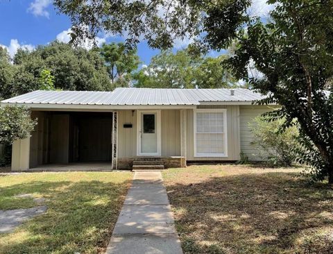 Photo of 606 Marshall ST, Rockdale, TX 76567 (MLS # 4989295)