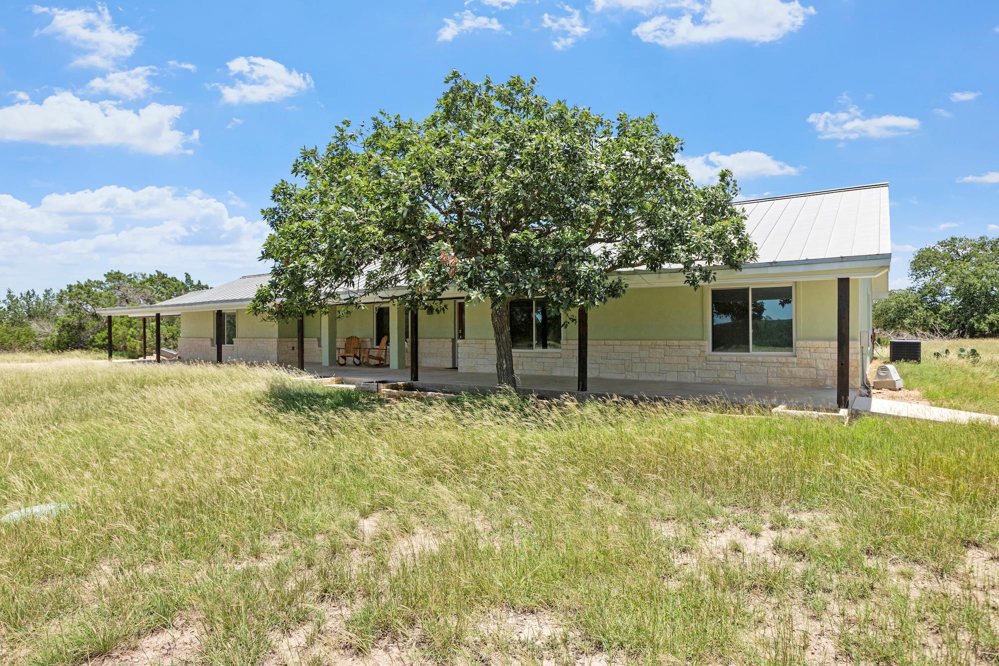 110 Live Oak LN