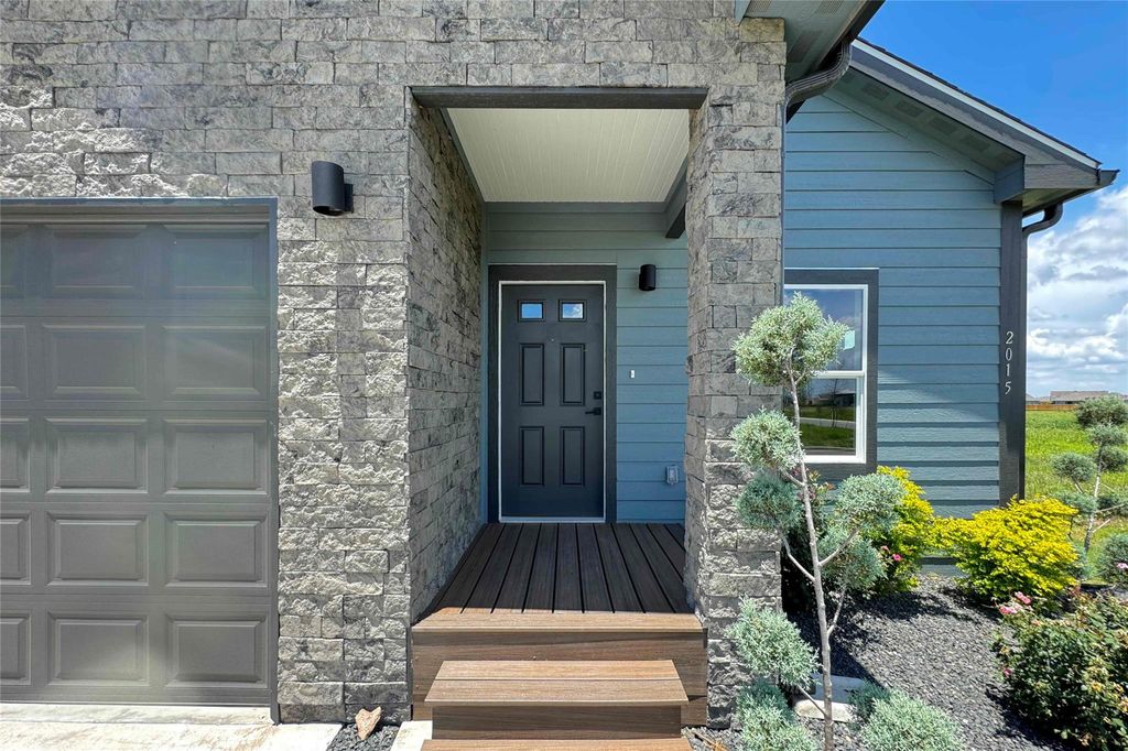 Photo of 2015 Applewood DR, Lockhart, TX 78644 (MLS # 4453778)