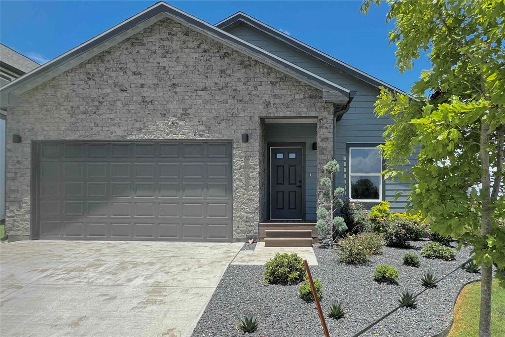 Photo of 2015 Applewood DR, Lockhart, TX 78644 (MLS # 4453778)