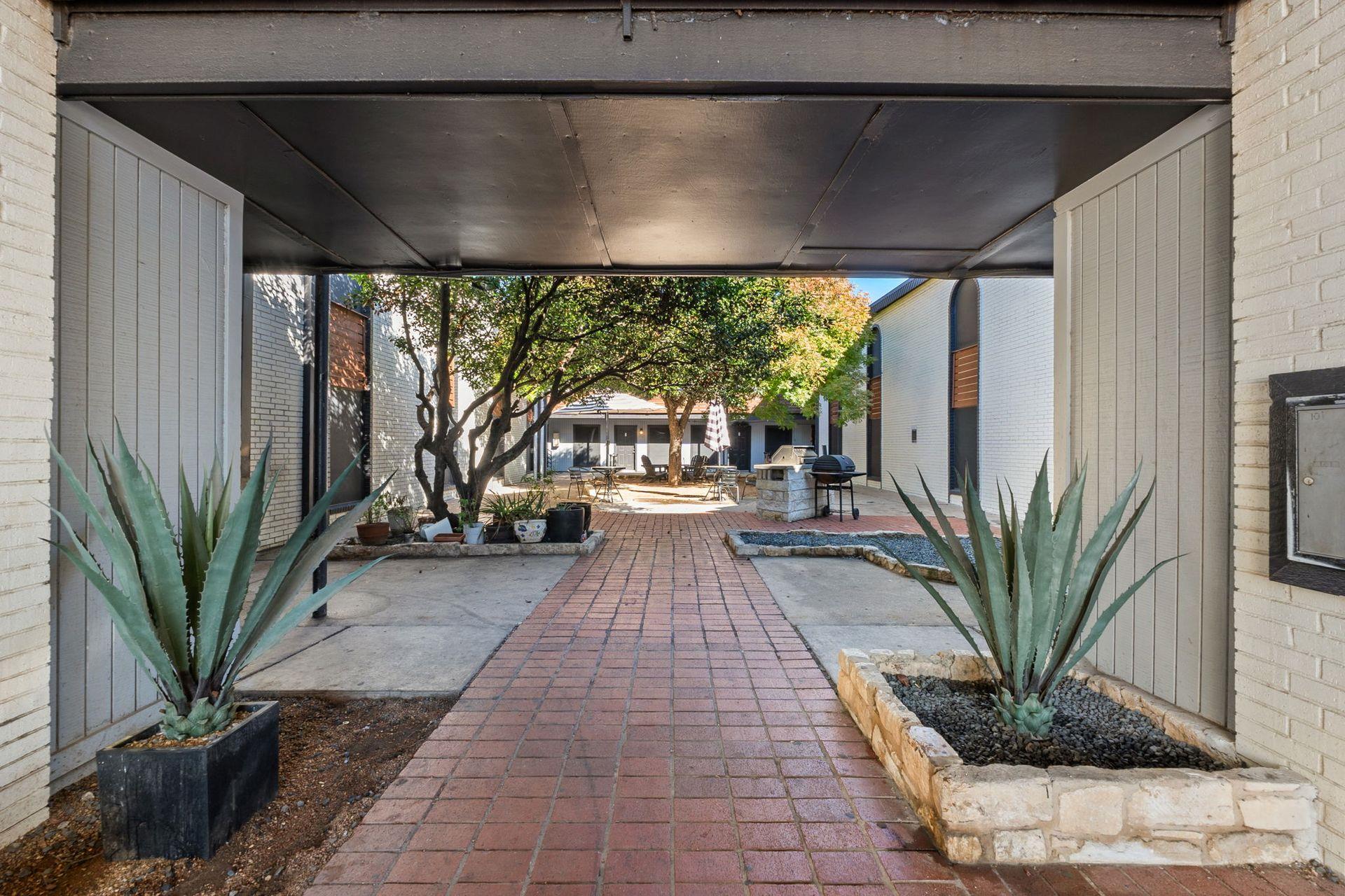 Photo 1 of 16 — 1220 W Anderson LN #107 Unit #107, Austin, TX 78757
