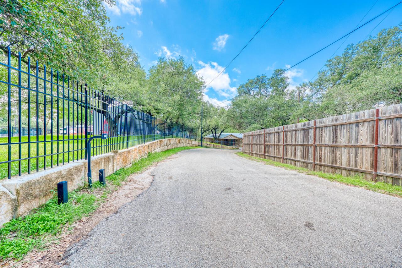 121 Hidden Oaks DR