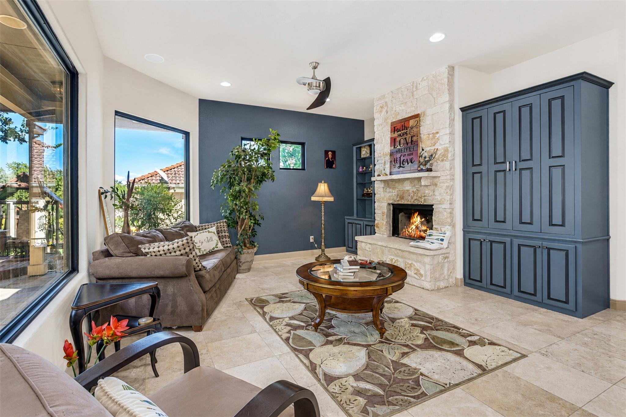 1 Treehaven LN