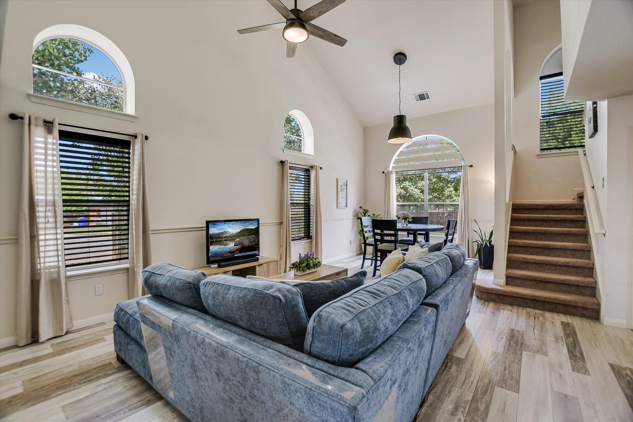 1318 Rosie LN