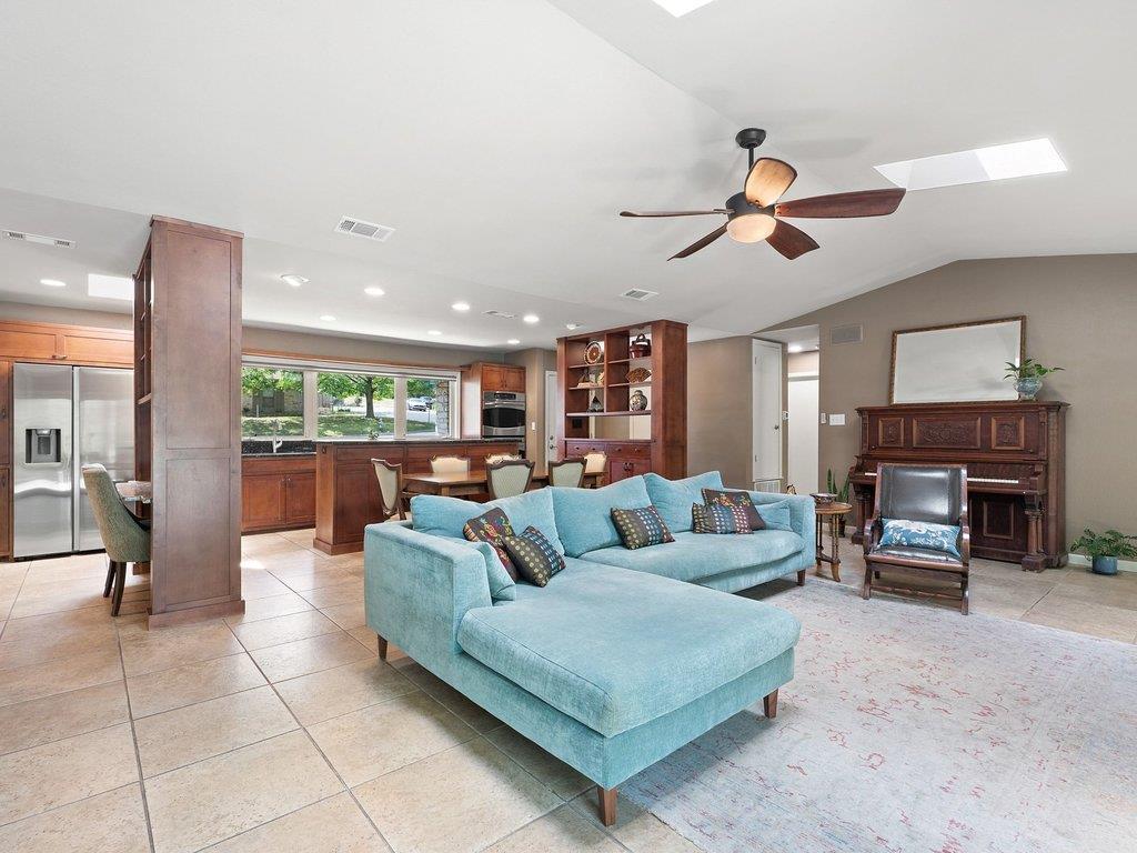 910 River Oaks DR