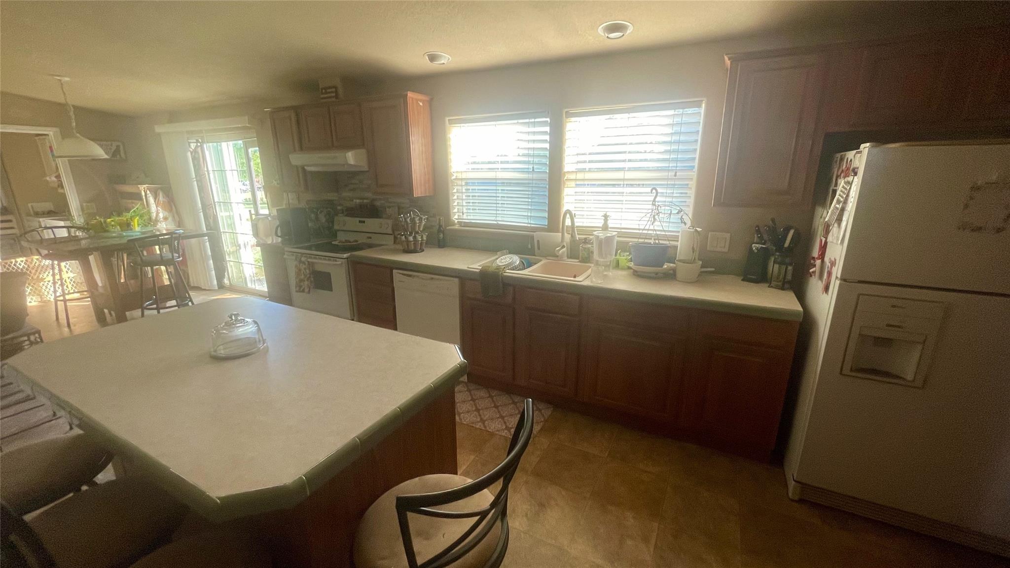 Bastrop, Texas 78602, United States, 4 Bedrooms Bedrooms, ,4 BathroomsBathrooms,Residential,Pending,48127