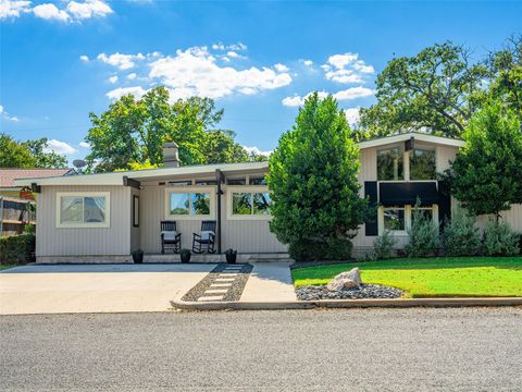 907 W Travis ST Fredericksburg TX 78624