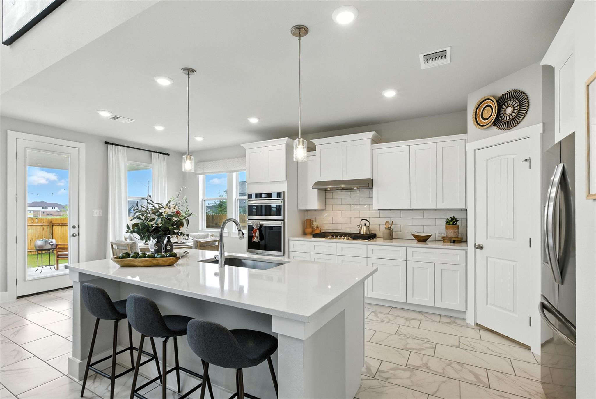 19104 Ariel Elena WAY