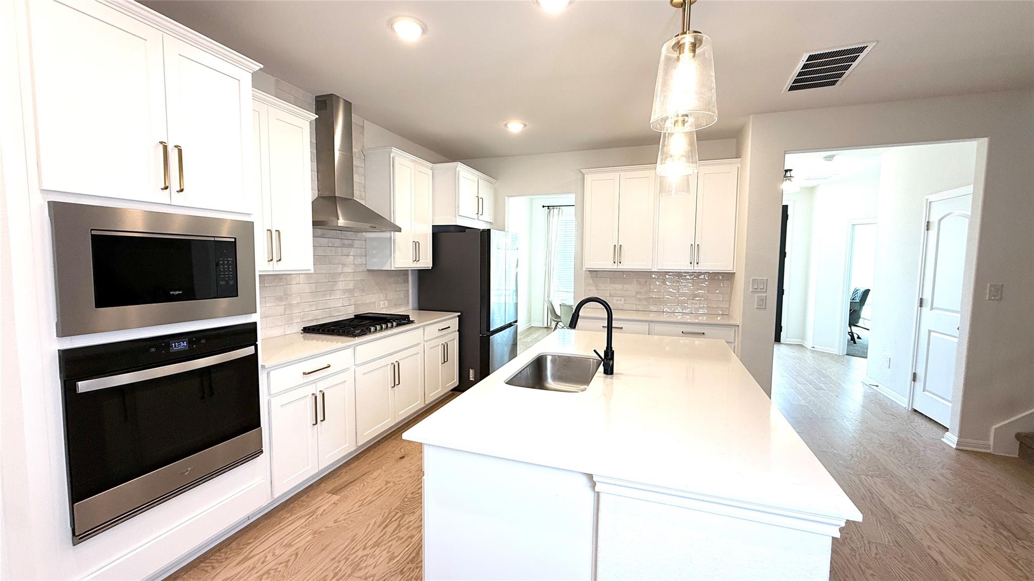 204 Travis LN