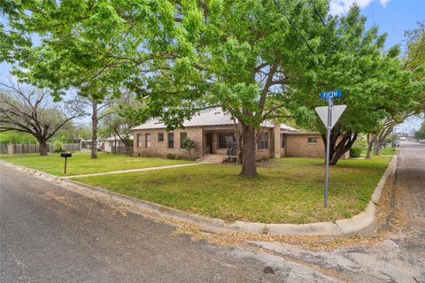 208 W 5th ST Lampasas TX 76550