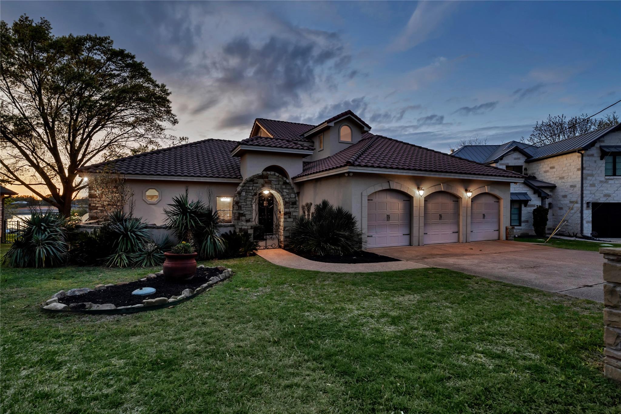 202 Bridgepoint DR