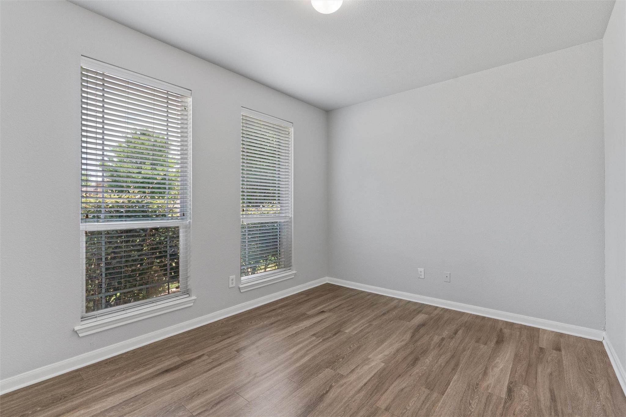198 Covent DR