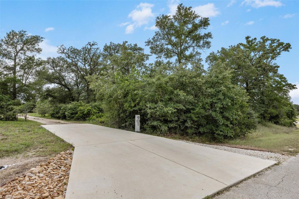 Photo of 901 Spanish Oaks Blvd BLVD, Lockhart, TX 78644 (MLS # 4064830)
