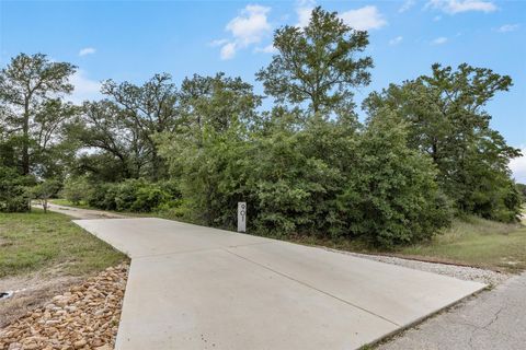 Photo of 901 Spanish Oaks Blvd BLVD, Lockhart, TX 78644 (MLS # 4064830)