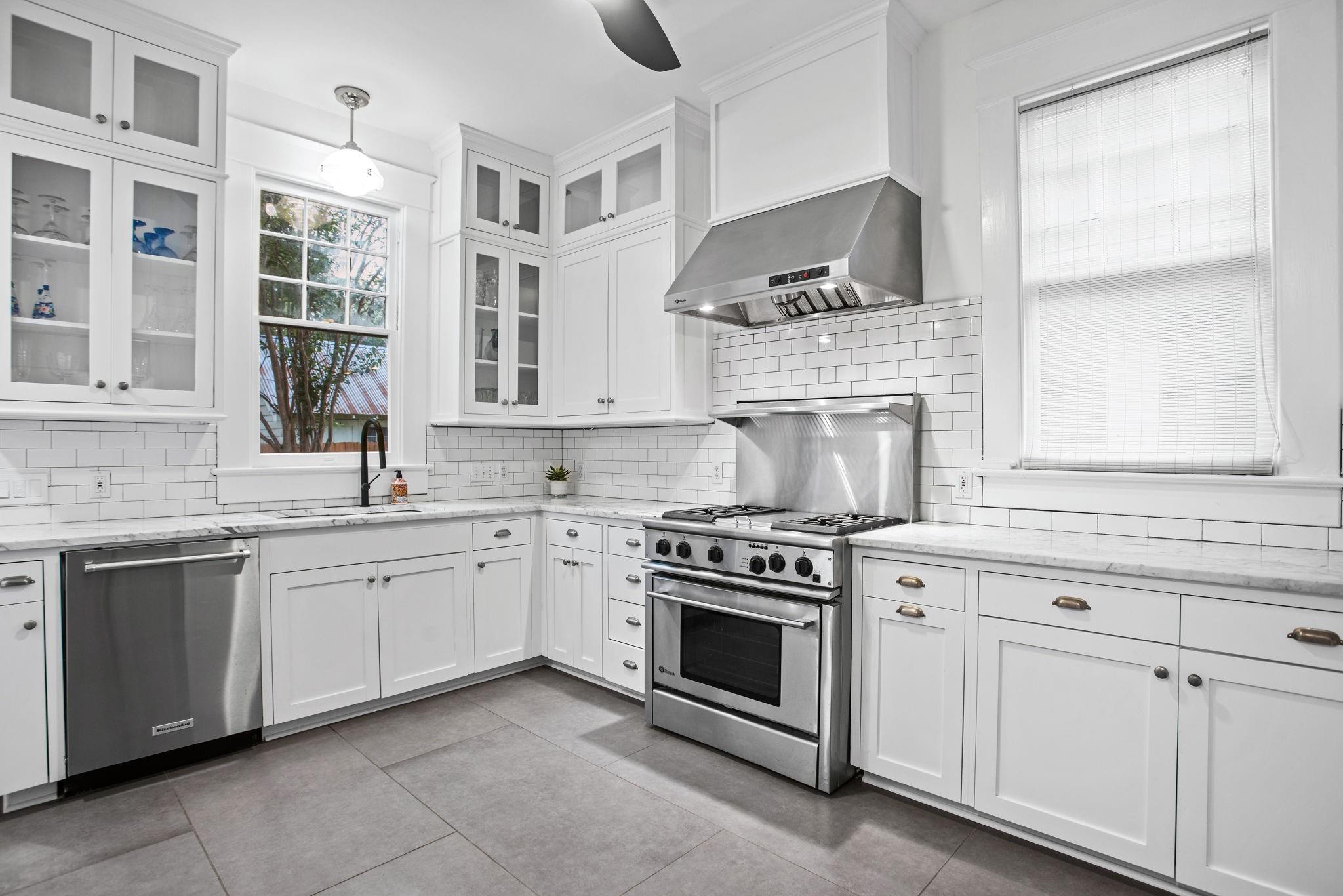 607 W 32nd ST