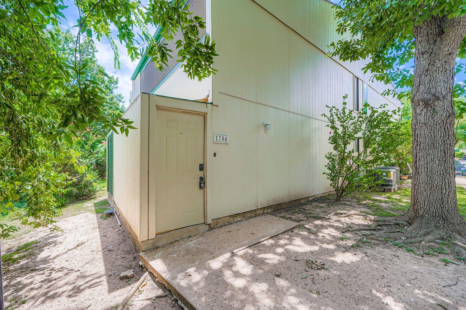 6718 Silvermine DR 1704