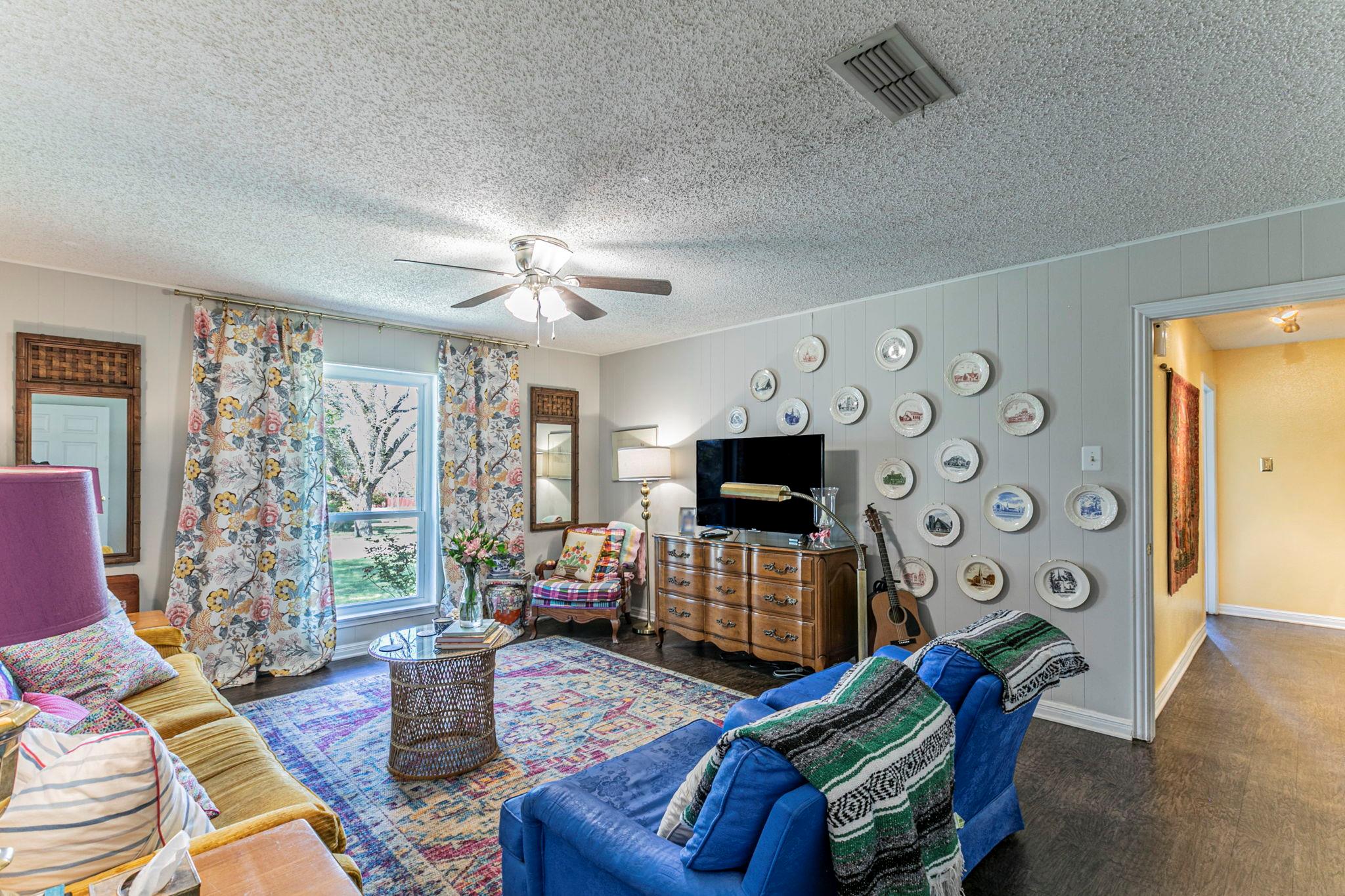 208 Highland Oaks DR