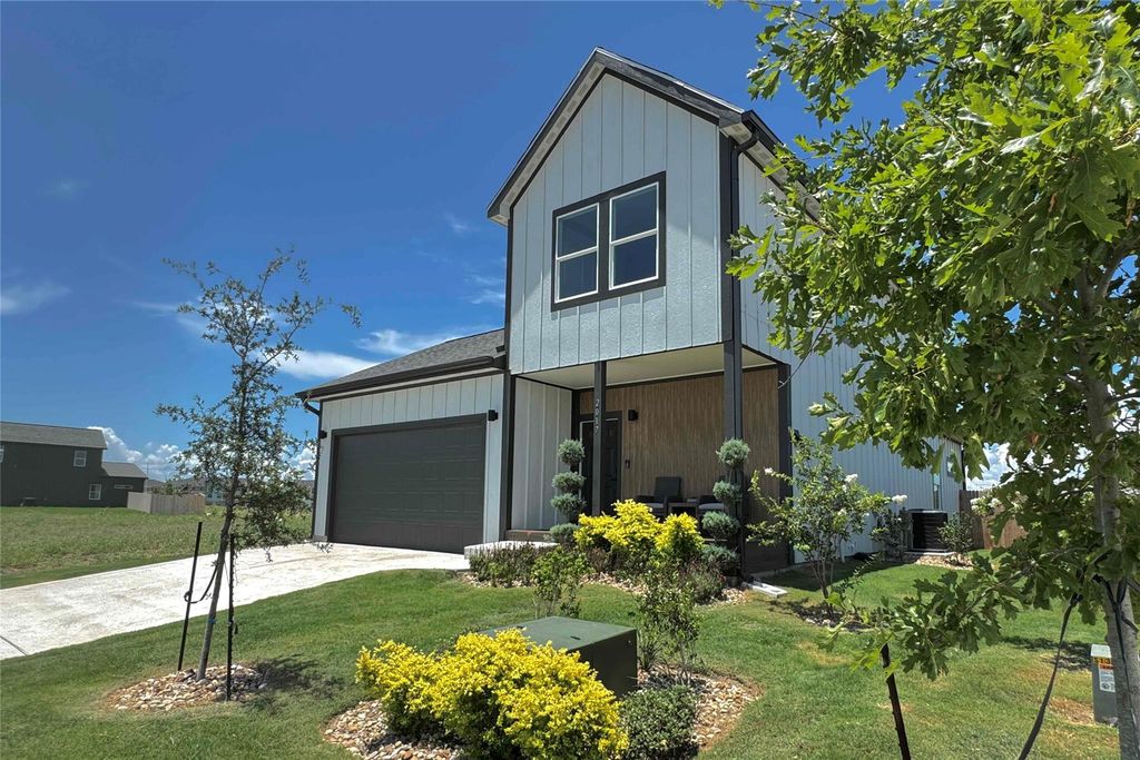 Photo of 2017 Applewood DR, Lockhart, TX 78644 (MLS # 5016149)