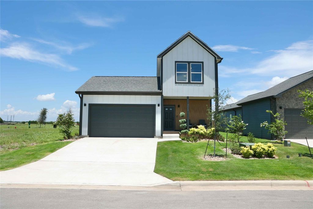 Photo of 2017 Applewood DR, Lockhart, TX 78644 (MLS # 5016149)