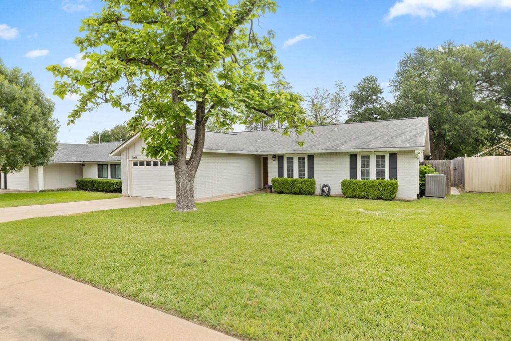 Photo of 11609 Fast Horse DR, Austin, TX 78759 (MLS # 3449372)