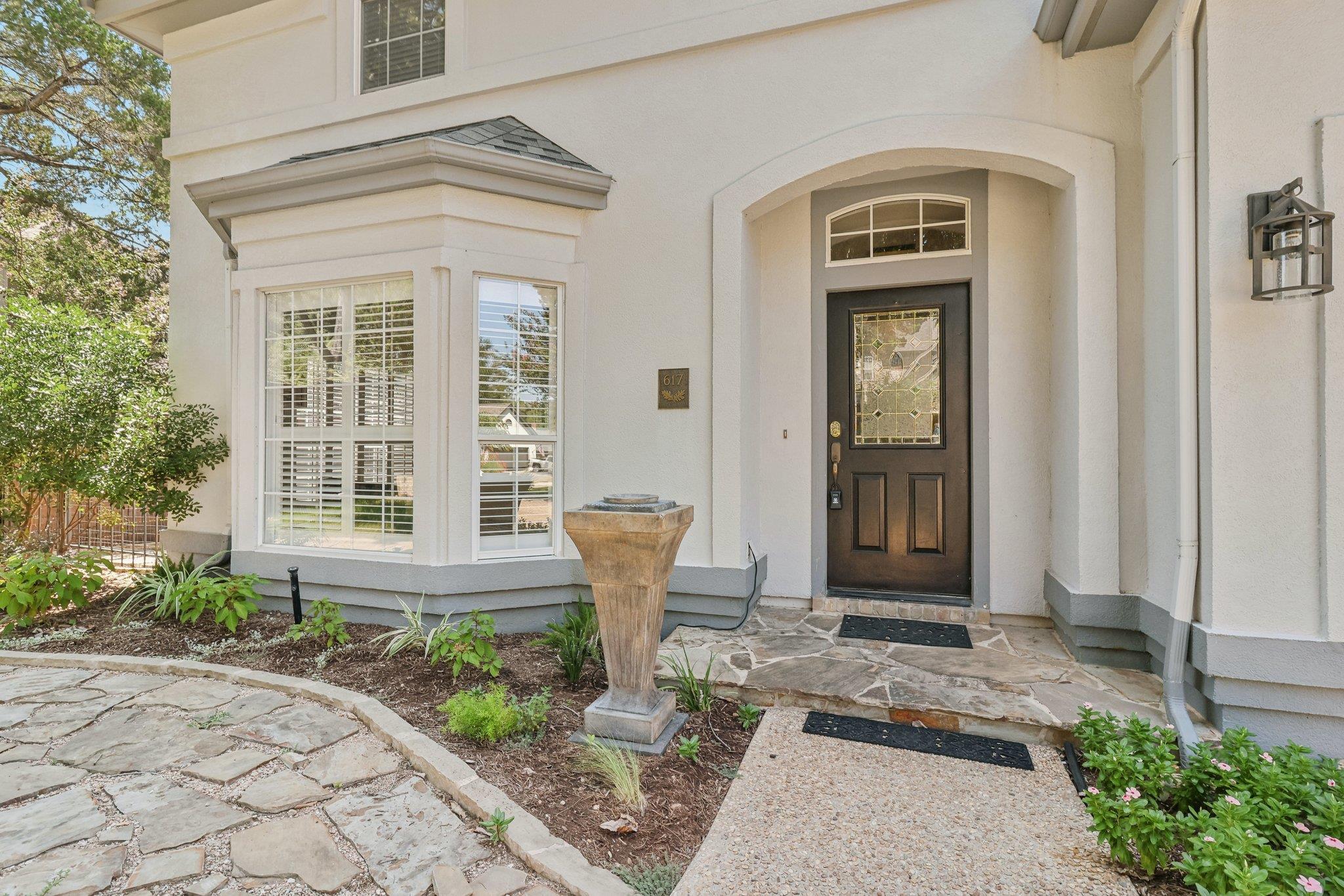 617 Evergreen LN