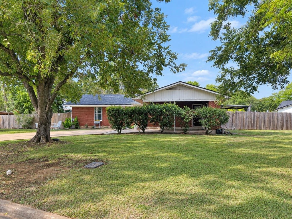 Photo of 1206 Lake Terrace DR, Elgin, TX 78621 (MLS # 7180357)