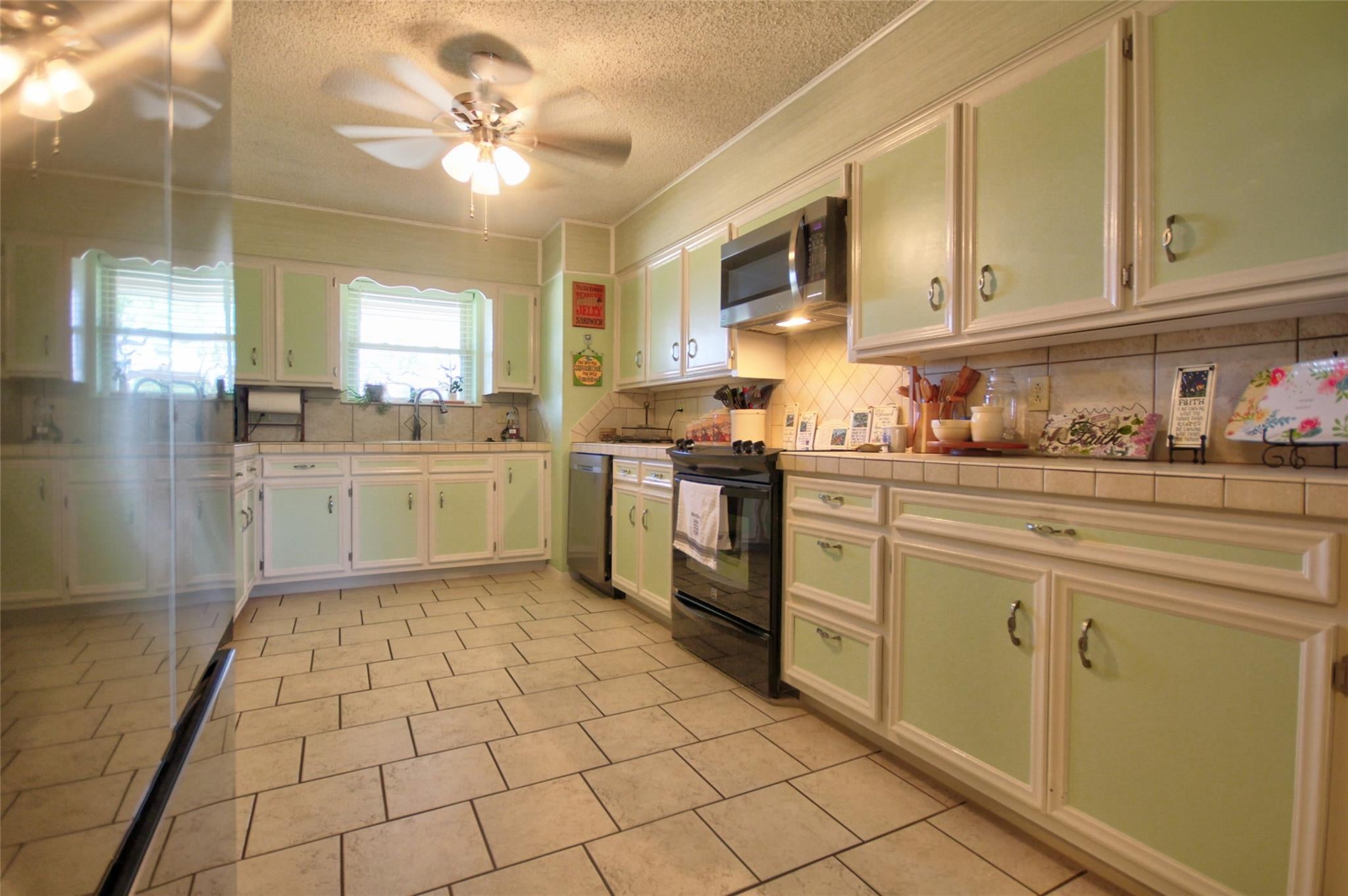 204 Sunset DR