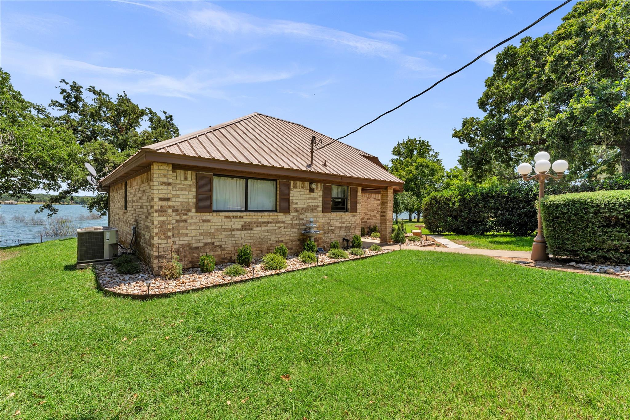386 Lake Loop