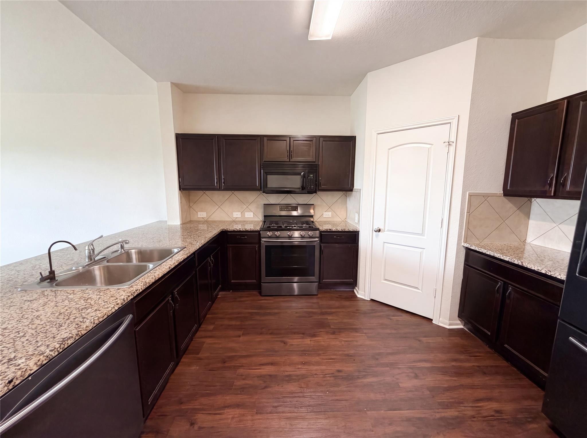706 Luna Vista DR