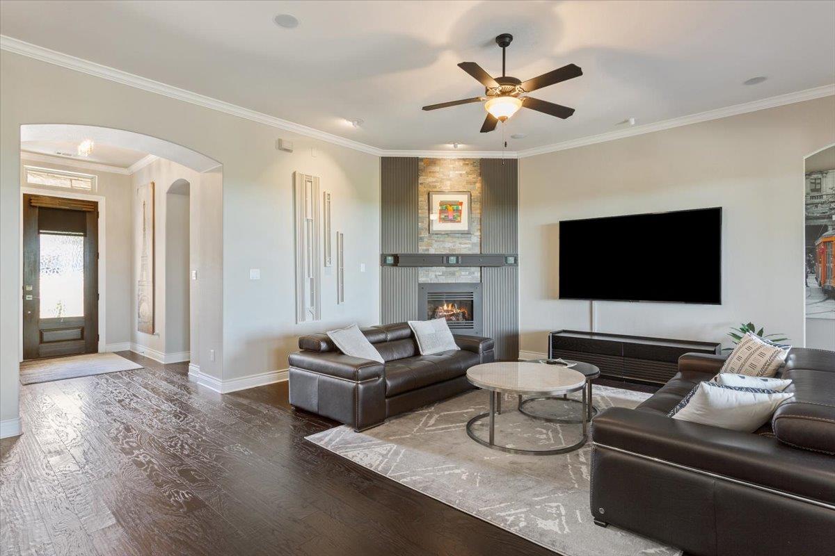 236 Standing Oak DR