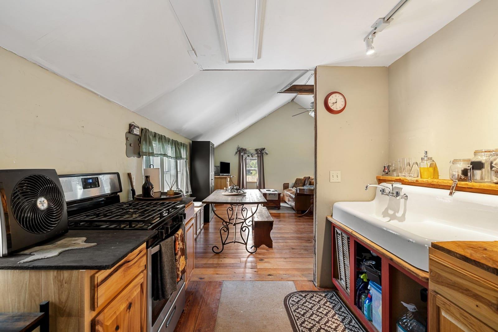 242 Cody LN