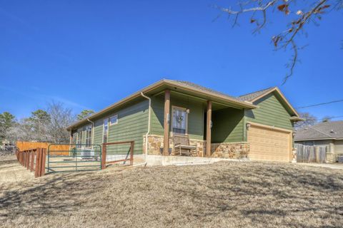 320 Kaanapali LN Bastrop TX 78602