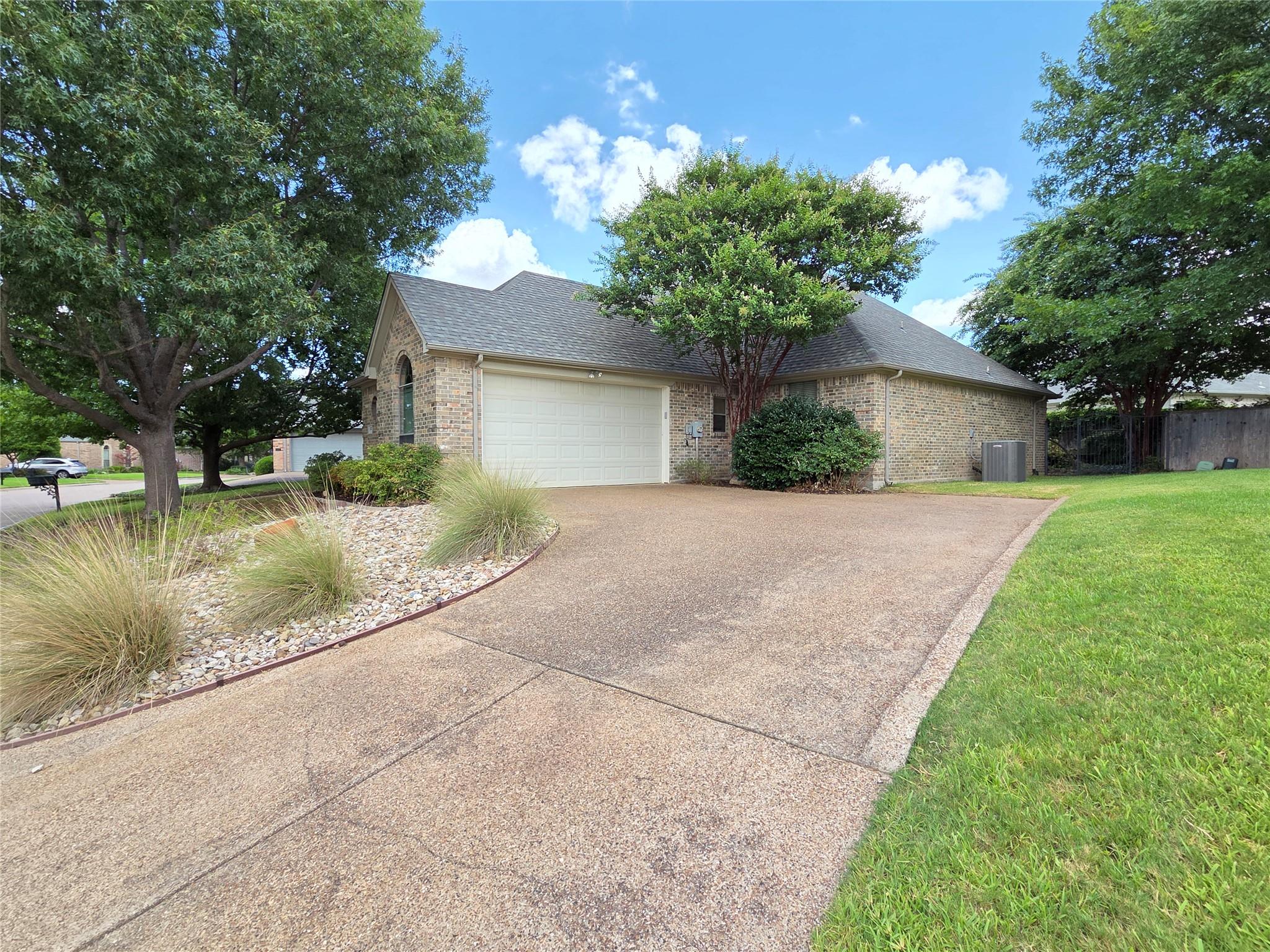 1121 Gabriel LN