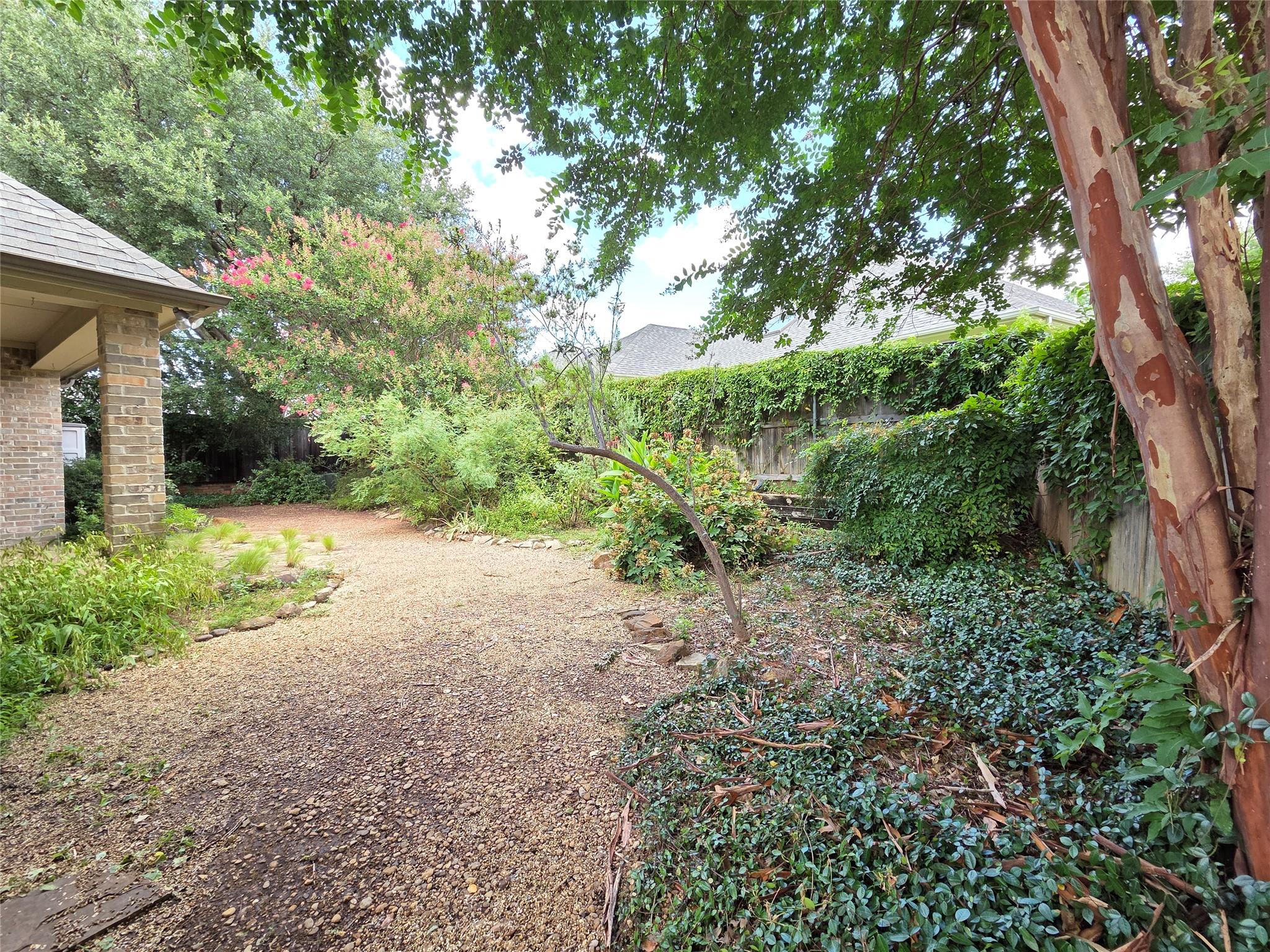 1121 Gabriel LN
