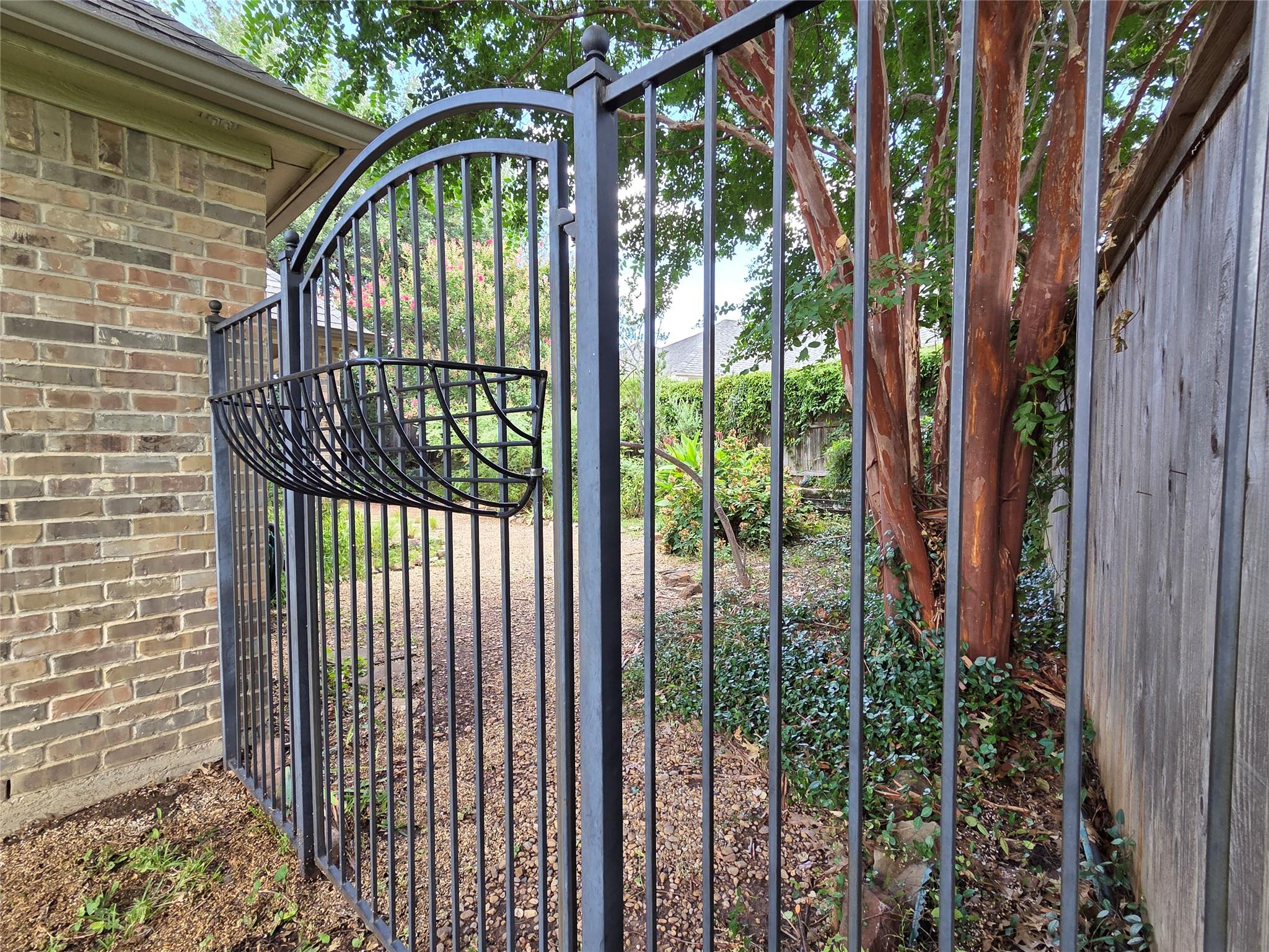 1121 Gabriel LN