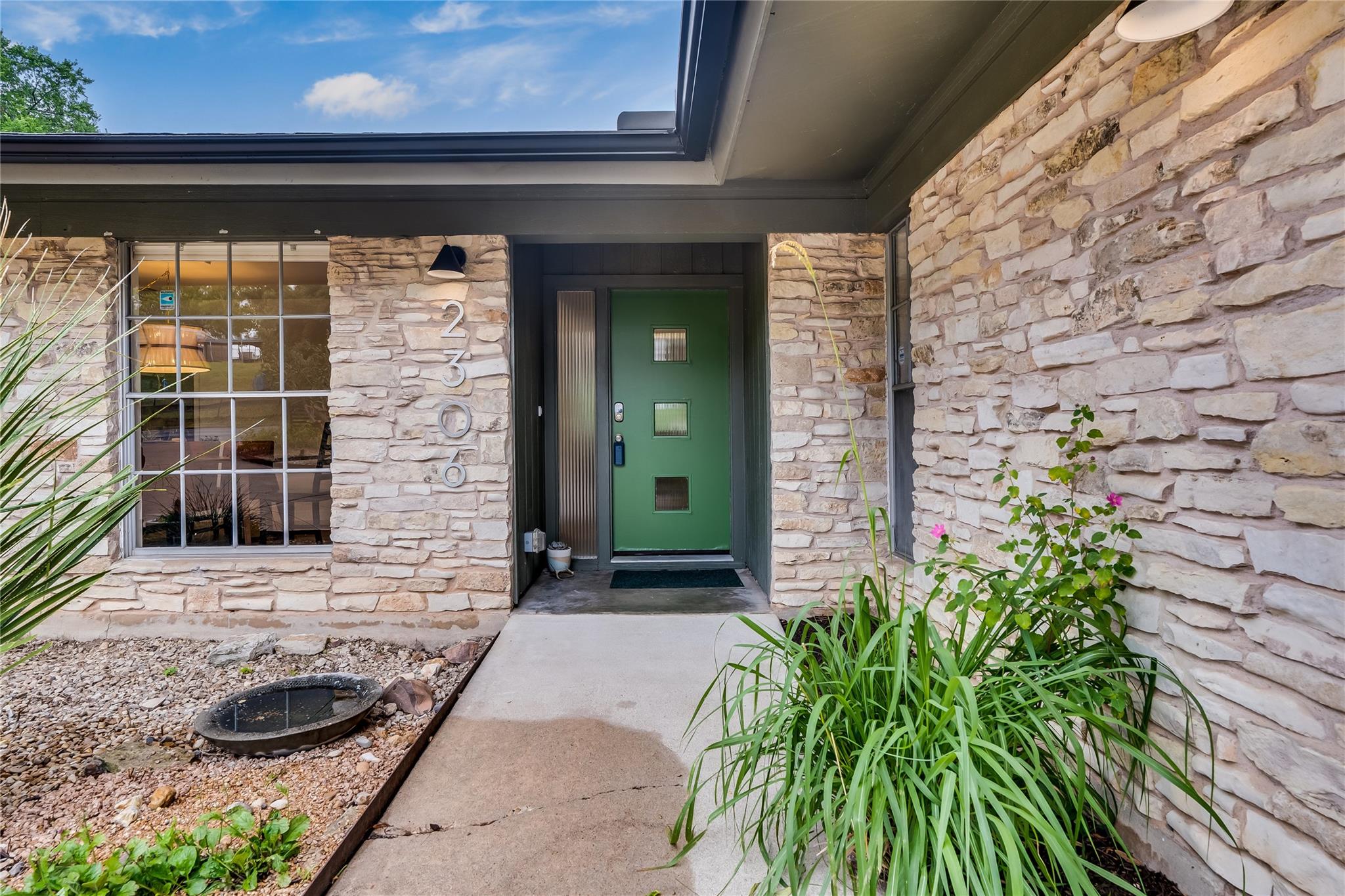 2306 Loyola LN